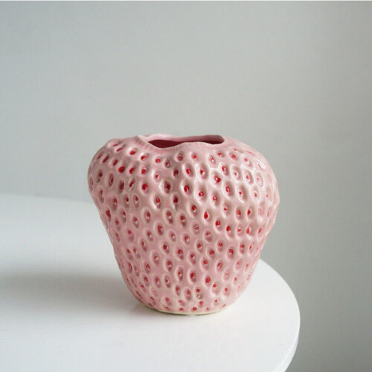 Wazon ceramiczny o formie truskawki z fakturowanym wykończeniem