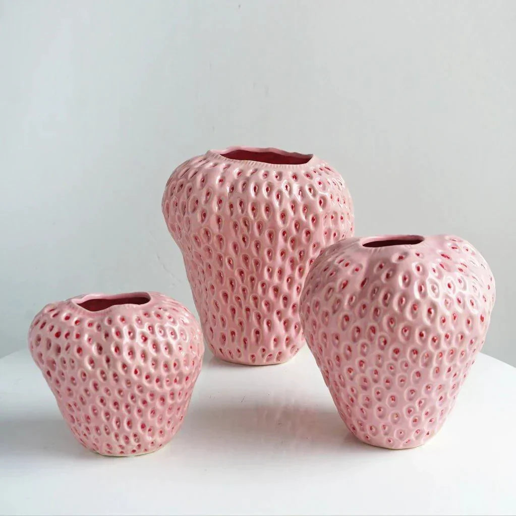Wazon ceramiczny o formie truskawki z fakturowanym wykończeniem