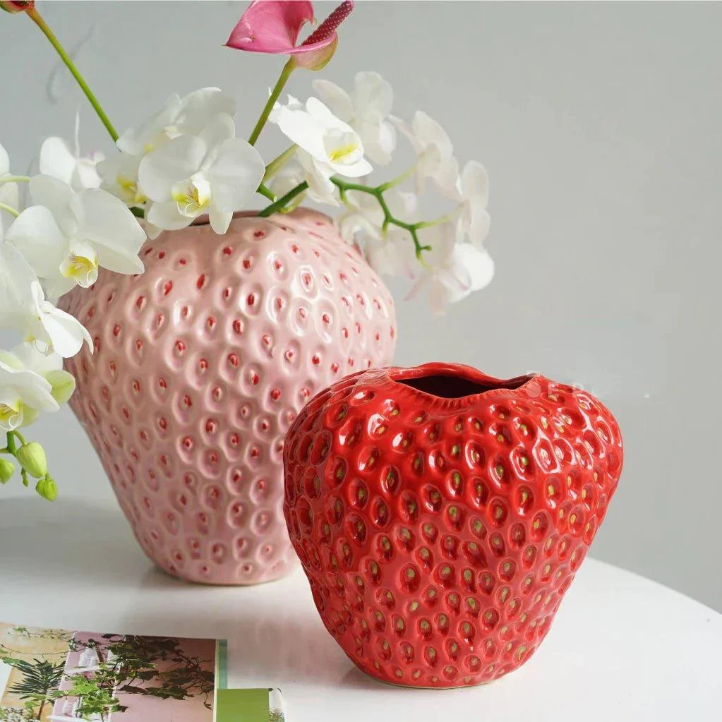 Wazon ceramiczny o formie truskawki z fakturowanym wykończeniem
