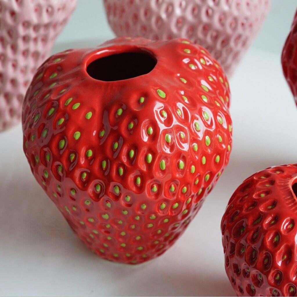 Wazon ceramiczny o formie truskawki z fakturowanym wykończeniem