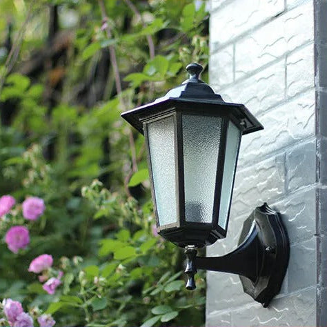 Tradycyjna lampa ścienna zewnętrzna z czujnikiem ruchu w czarnym wykończeniu