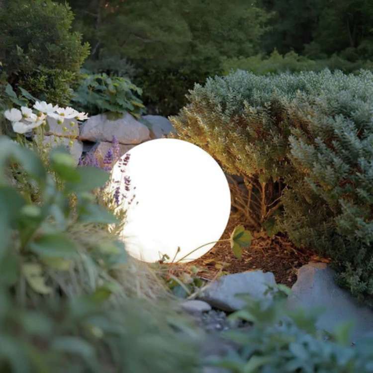 Decoratieve LED-tuinsfeerlamp in de vorm van een lichtgevende bol