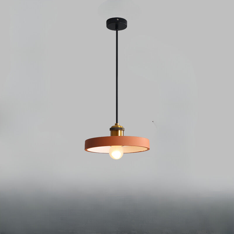 Przemysłowa lampa wisząca z metalowym kloszem do salonu