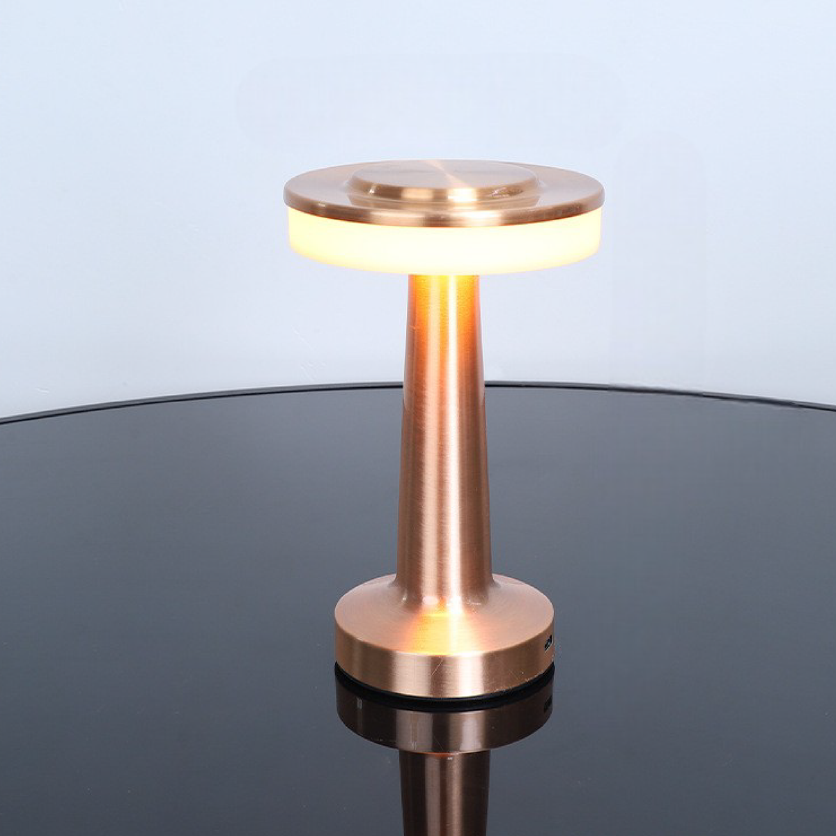 Nowoczesna metalowa lampa stołowa LED