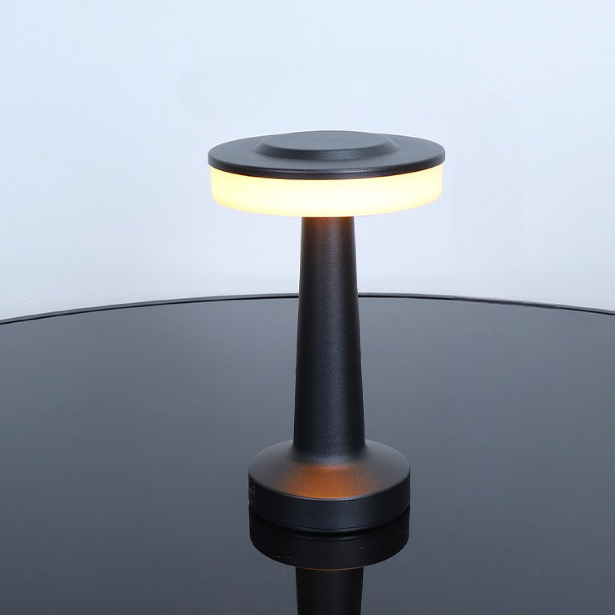 Nowoczesna metalowa lampa stołowa LED
