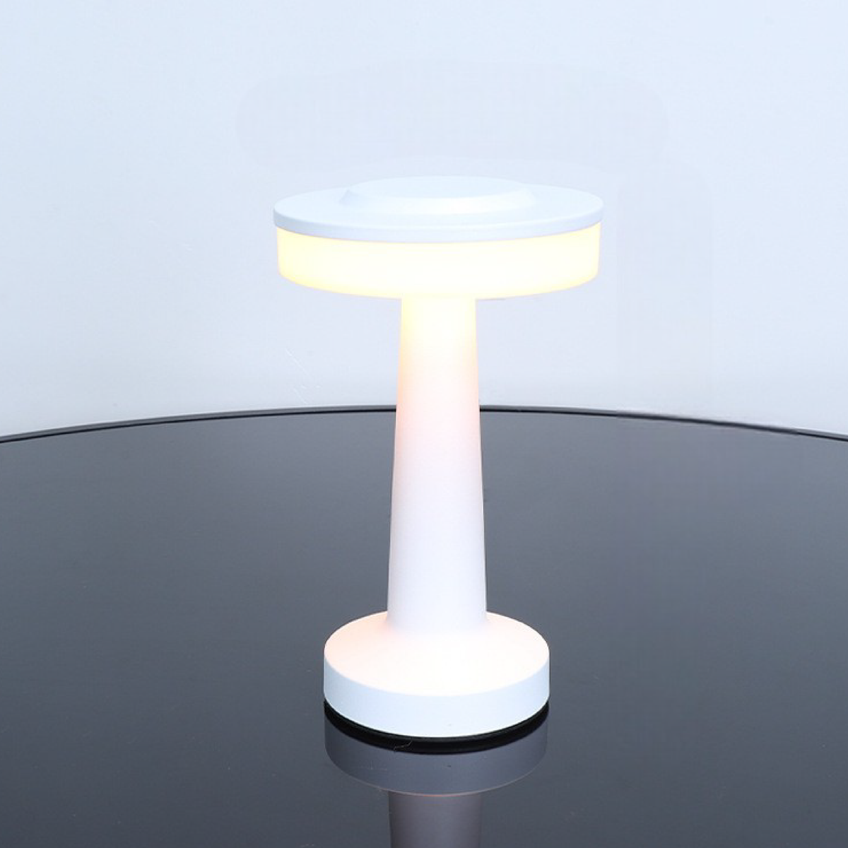 Nowoczesna metalowa lampa stołowa LED