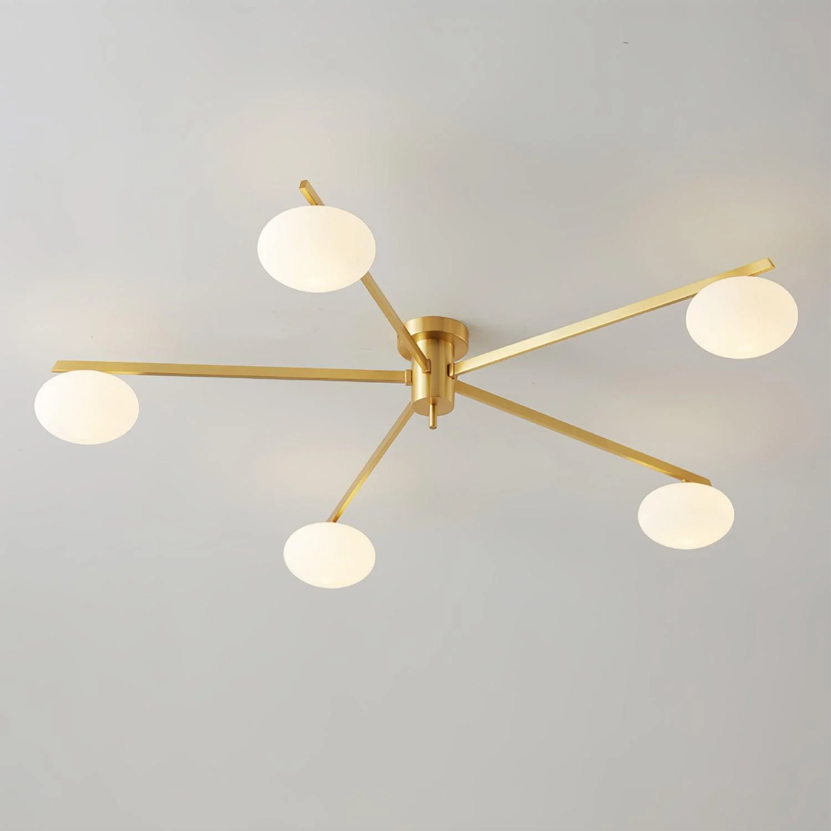 Minimalistyczna lampa sufitowa z wieloma ramionami