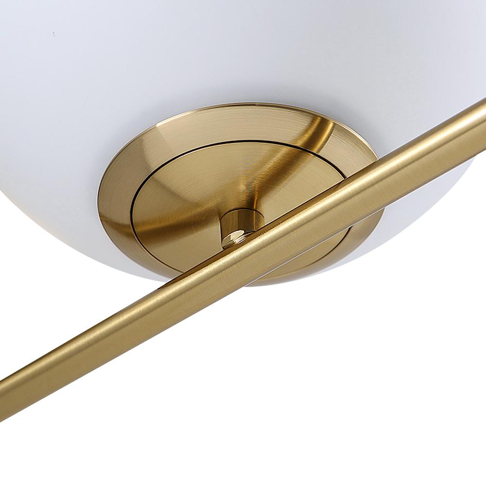 Glazen wandlamp met bolvormige kap en messing fitting