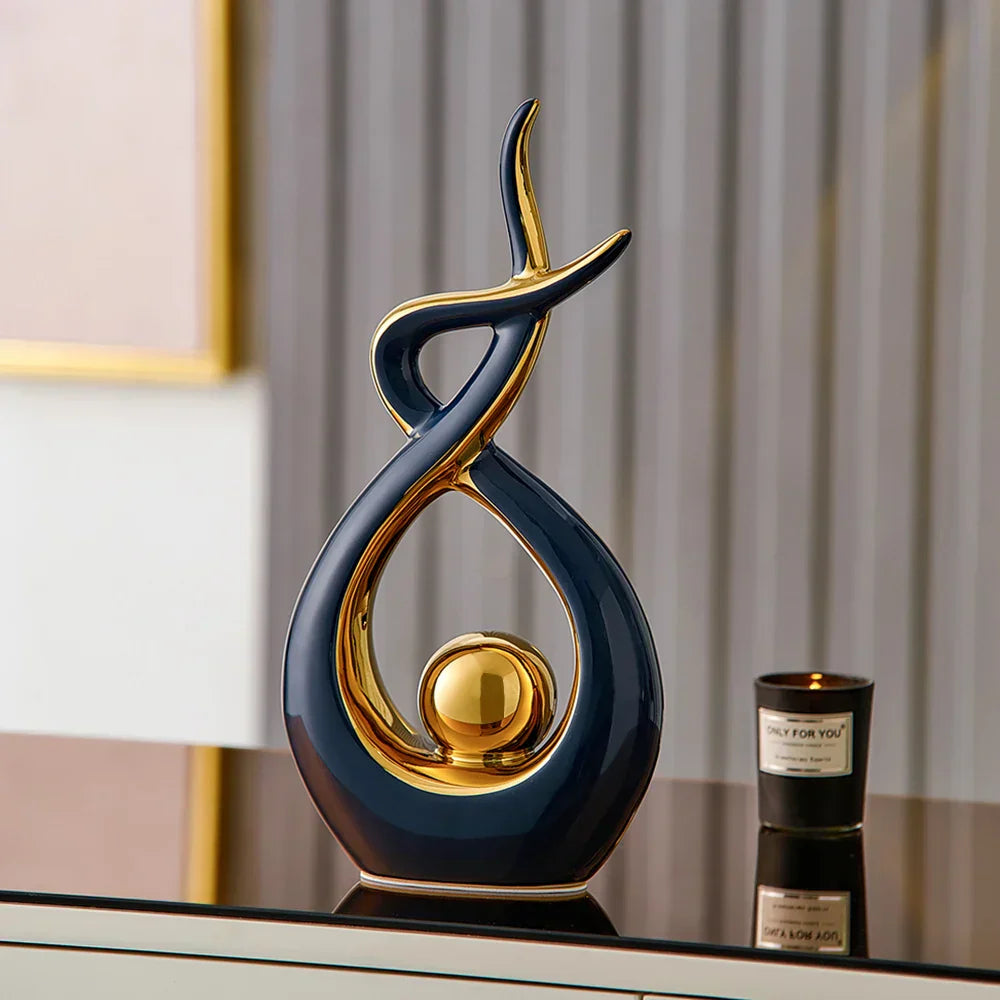 Keramisch beeld met abstracte vorm en gouden bol