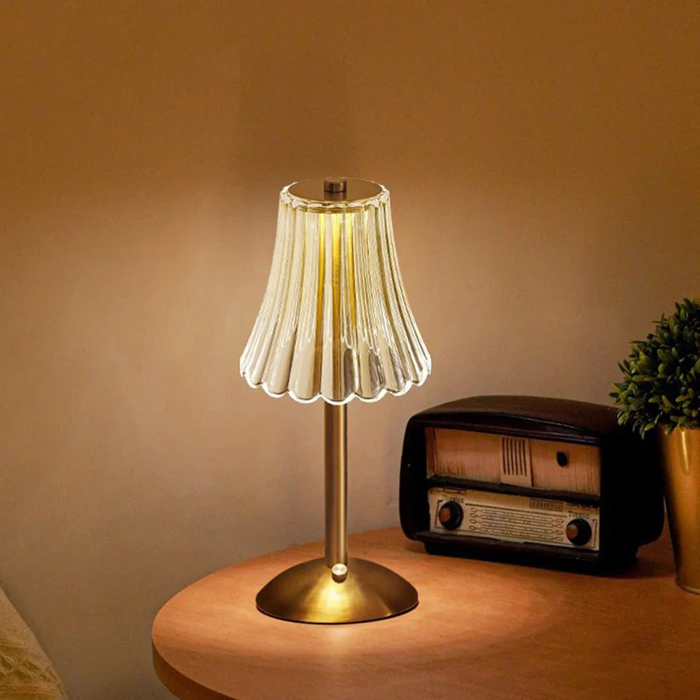 Lampa stołowa LED z kryształowym kloszem i złotym wykończeniem, aktywowana dotykiem