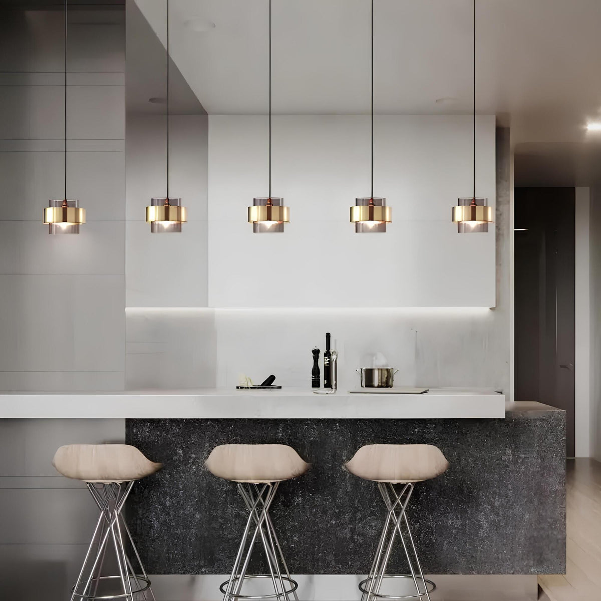 Nowoczesna lampa wisząca ring ze szklanym cylindrem i metalową obręczą