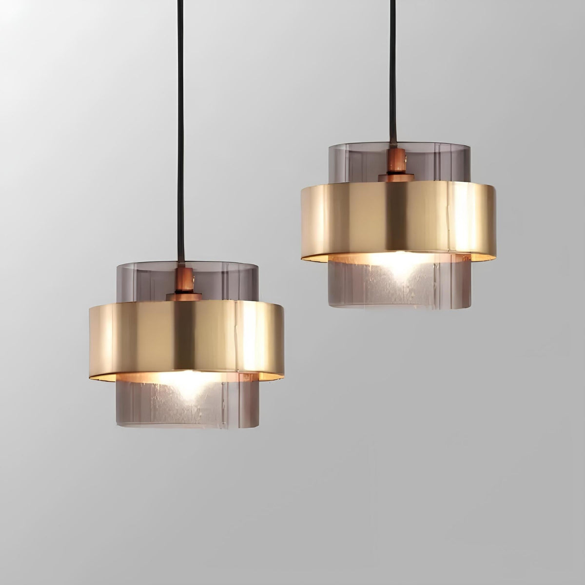 Nowoczesna lampa wisząca ring ze szklanym cylindrem i metalową obręczą