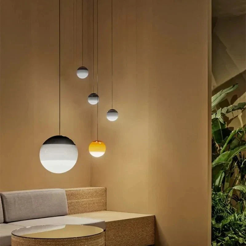 Szklana lampa wisząca z gradientowym zabarwieniem