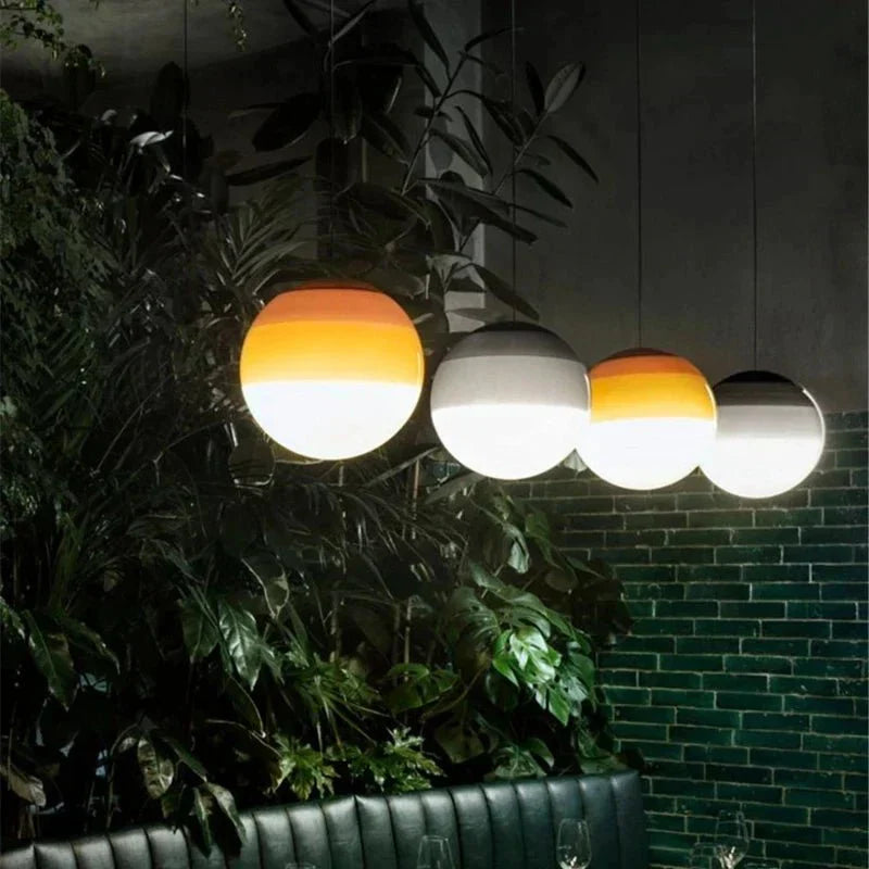 Szklana lampa wisząca z gradientowym zabarwieniem