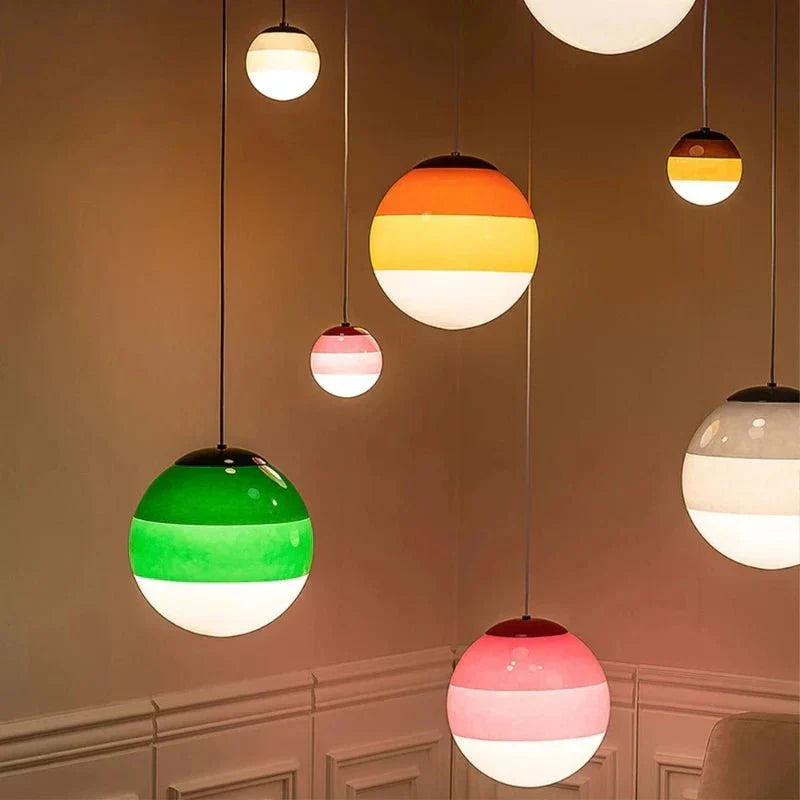 Szklana lampa wisząca z gradientowym zabarwieniem
