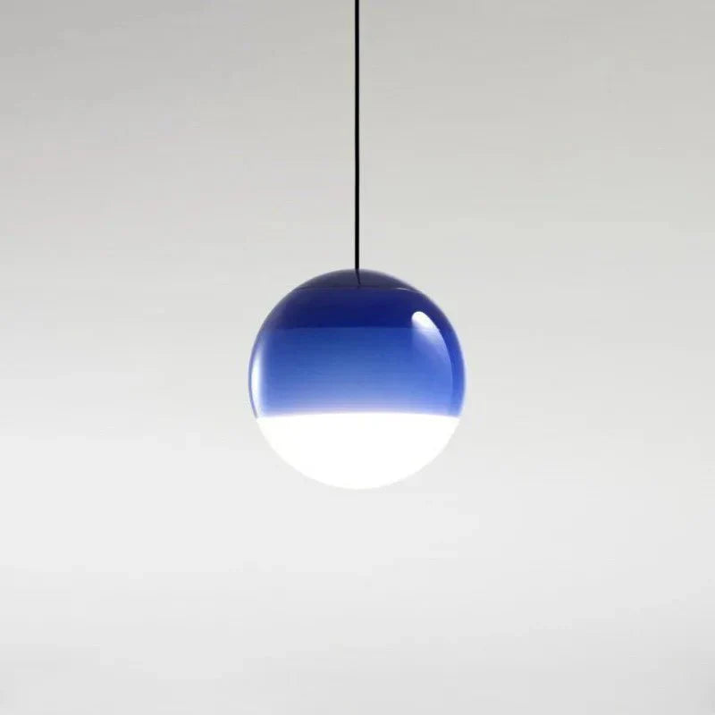 Szklana lampa wisząca z gradientowym zabarwieniem