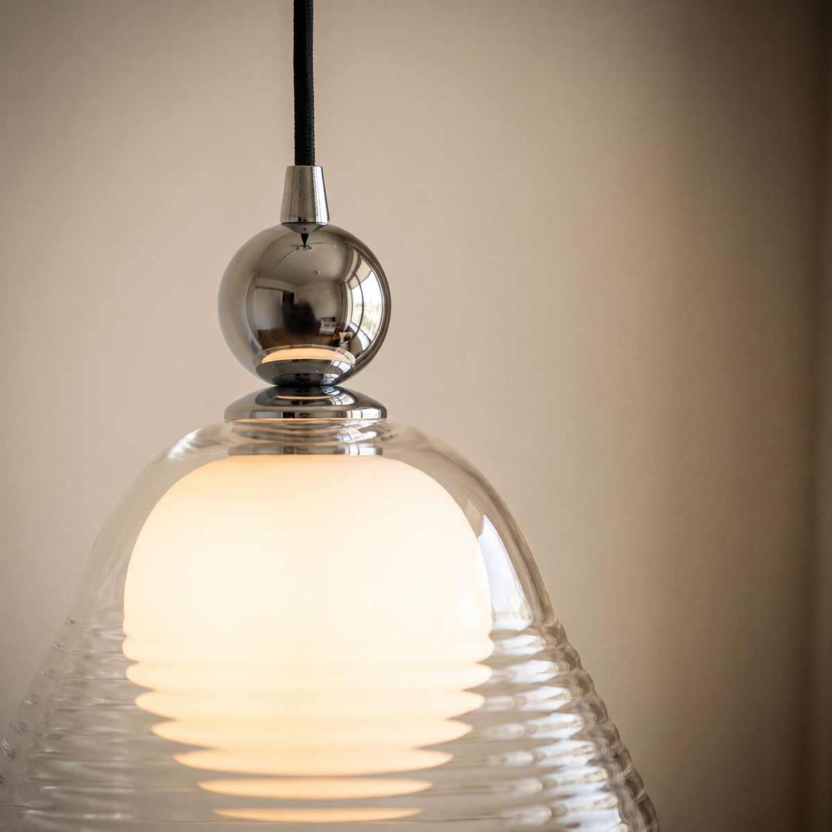 Nowoczesna lampa wisząca z przezroczystym stożkowym kloszem i szklaną kulą