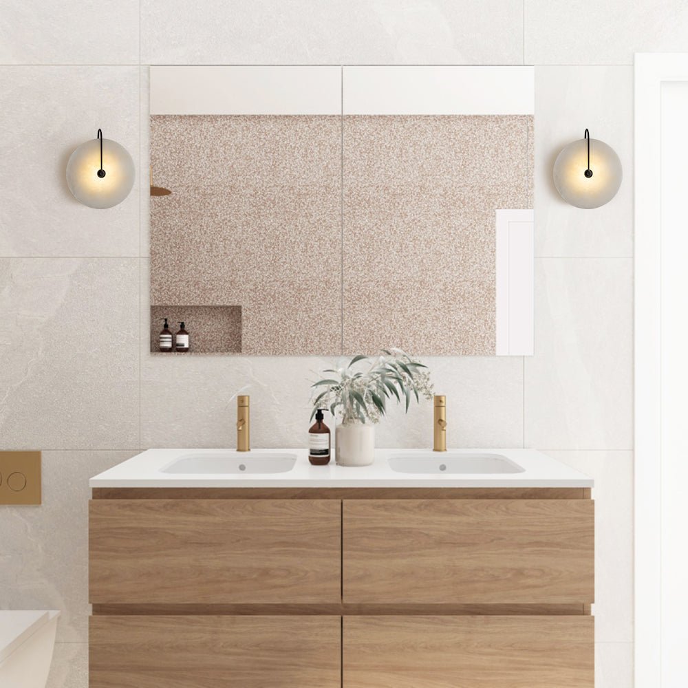 Ronde wandlamp met marmeren kap en zwart detail