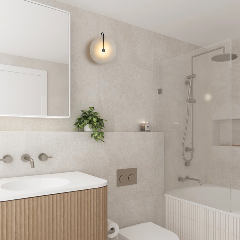 Ronde wandlamp met marmeren kap en zwart detail