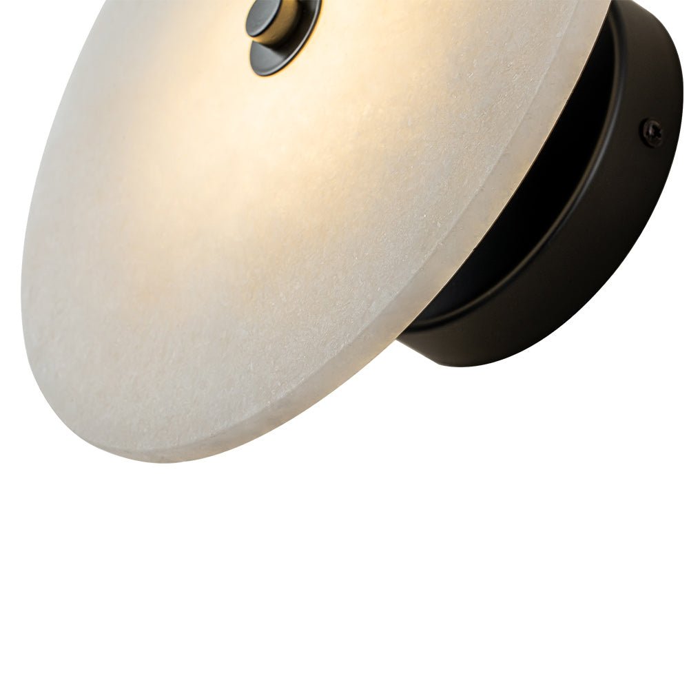 Ronde wandlamp met marmeren kap en zwart detail
