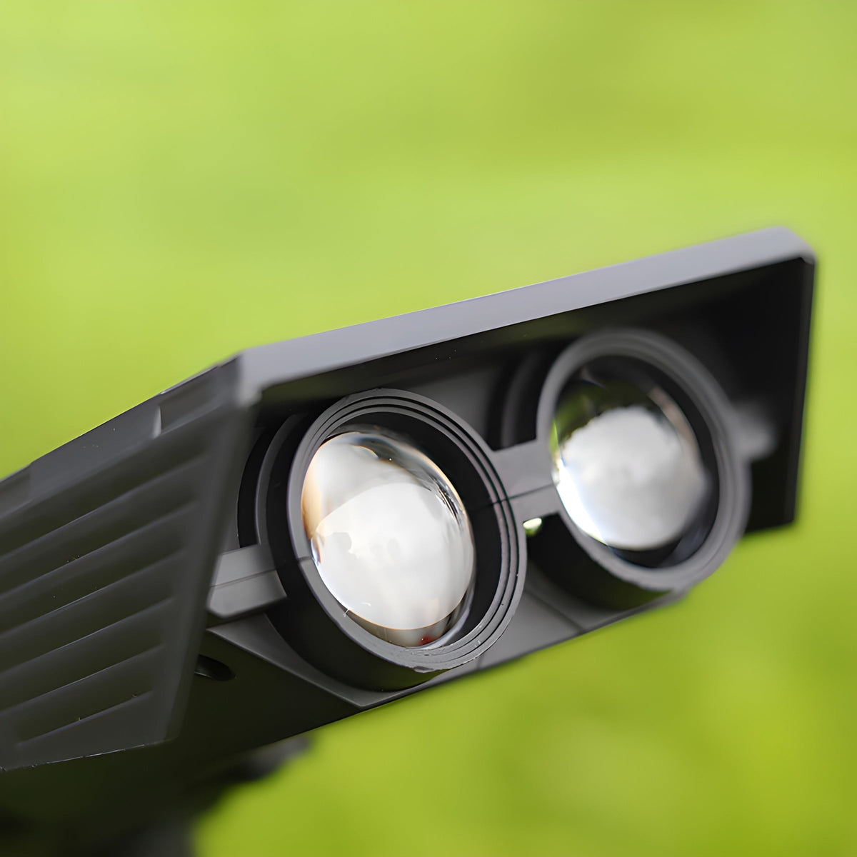 Solarny punktowy reflektor LED wielokolorowy do oświetlenia zewnętrznego