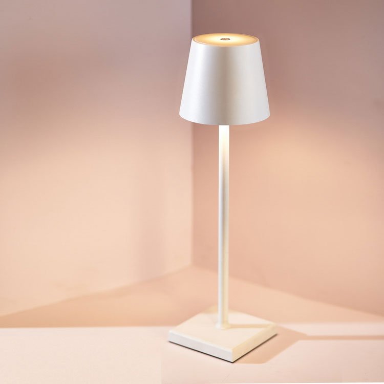 Bezprzewodowa ładowalna lampa stołowa o smukłej formie