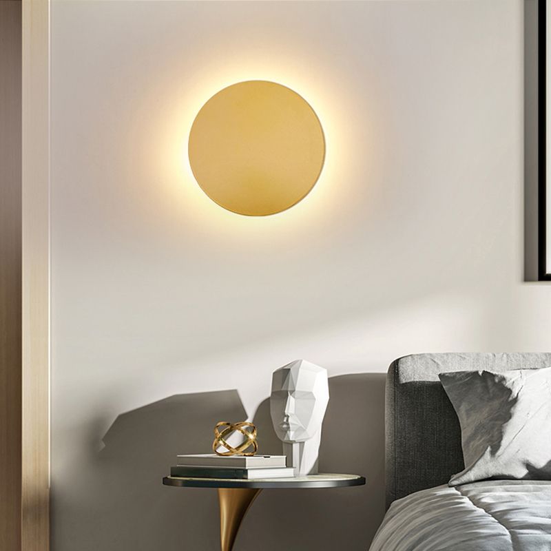 Ronde metalen wandlamp met led-achtergrondverlichting