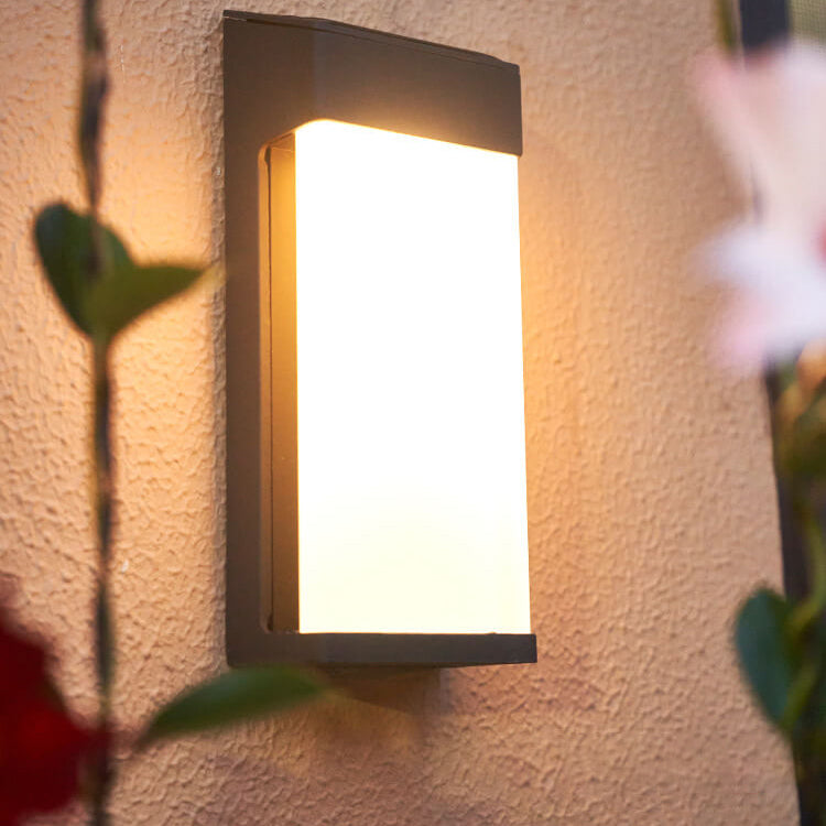 Solarowa kinkietowa lampa ścienna o industrialnym wyglądzie szkła