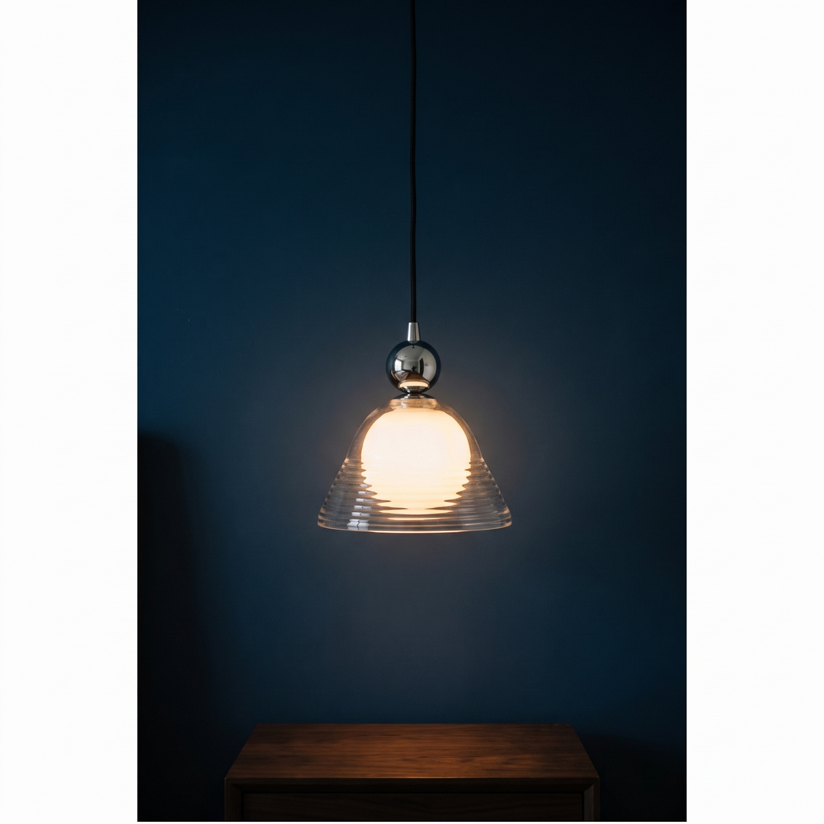 Nowoczesna lampa wisząca z przezroczystym stożkowym kloszem i szklaną kulą