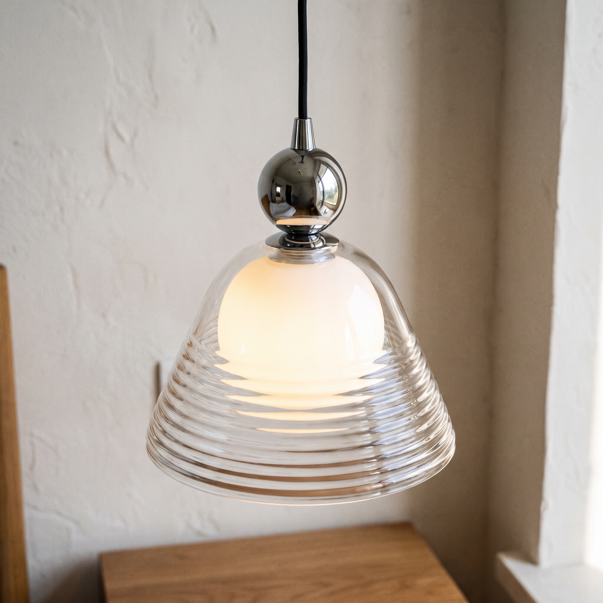 Nowoczesna lampa wisząca z przezroczystym stożkowym kloszem i szklaną kulą