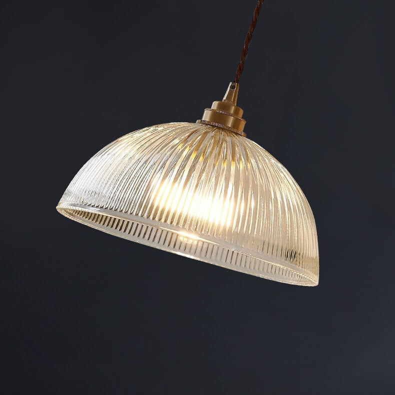 Nowoczesna lampa wisząca z ryflowanego szkła o kopułowej formie