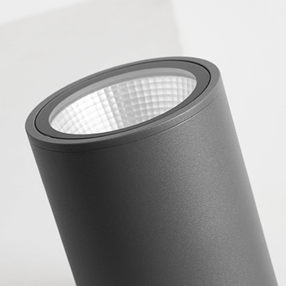Czarny spot sufitowy z cylindryczną metalową oprawą
