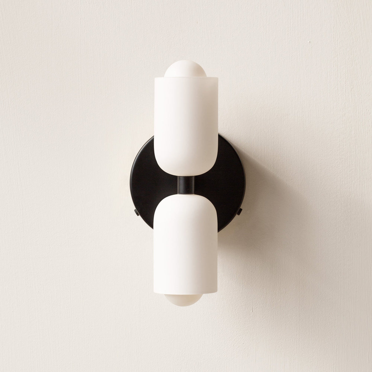 Minimalistische wandlamp met twee cilindrische lampenkappen
