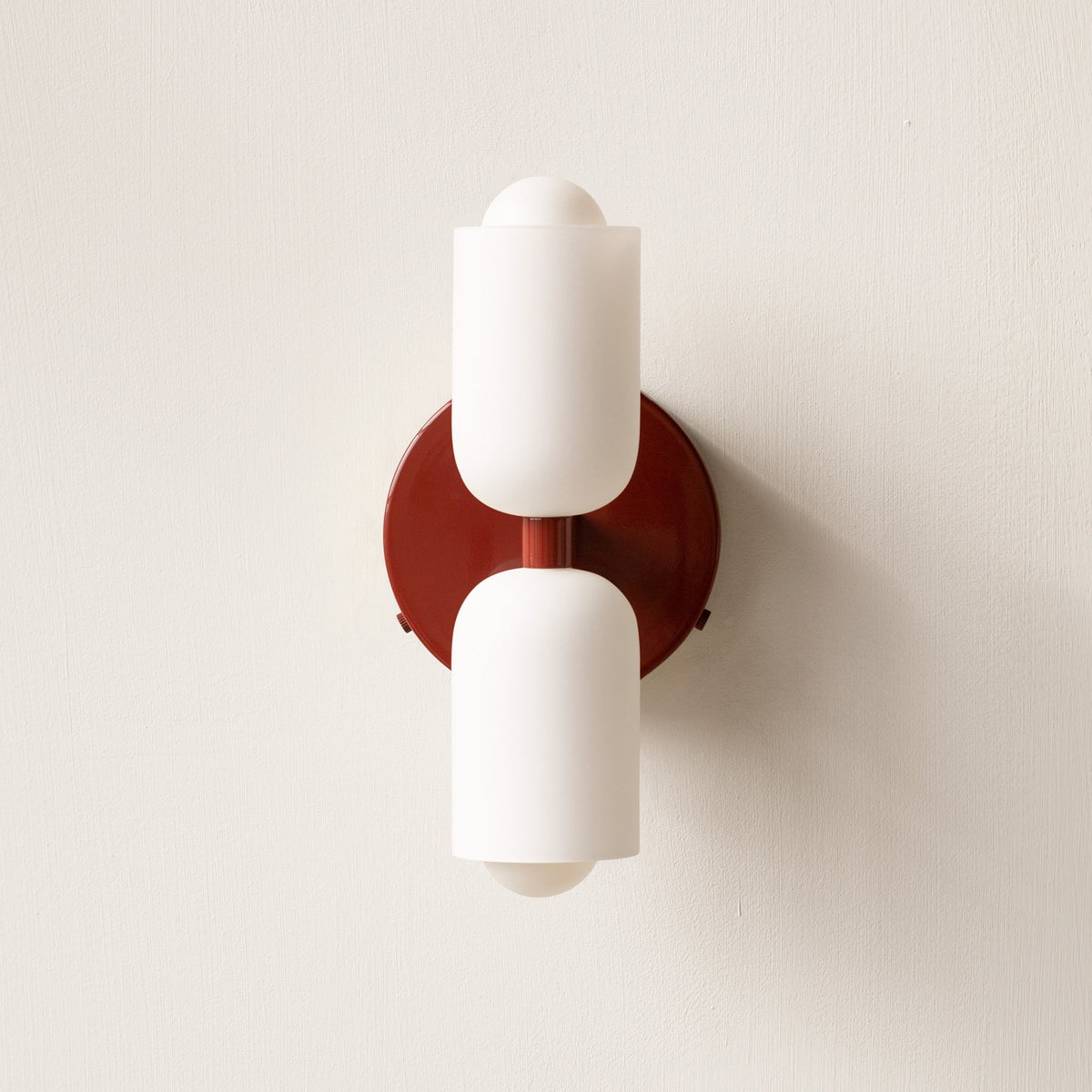 Minimalistische wandlamp met twee cilindrische lampenkappen