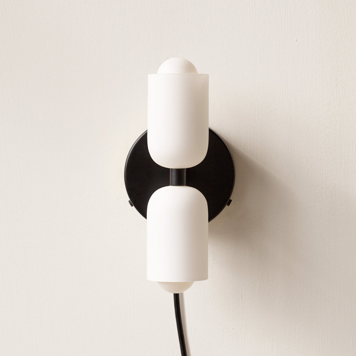 Minimalistische wandlamp met twee cilindrische lampenkappen