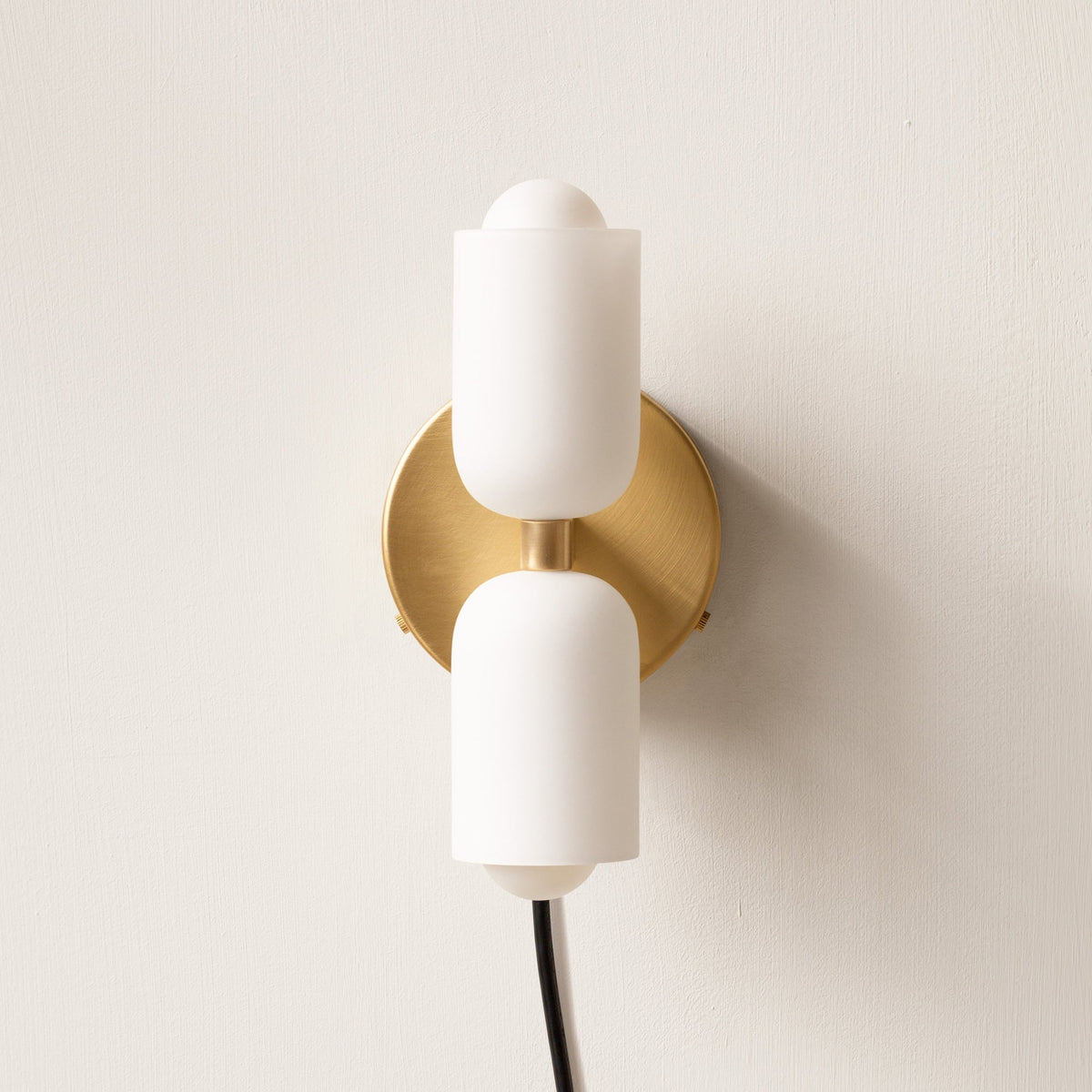 Minimalistische wandlamp met twee cilindrische lampenkappen