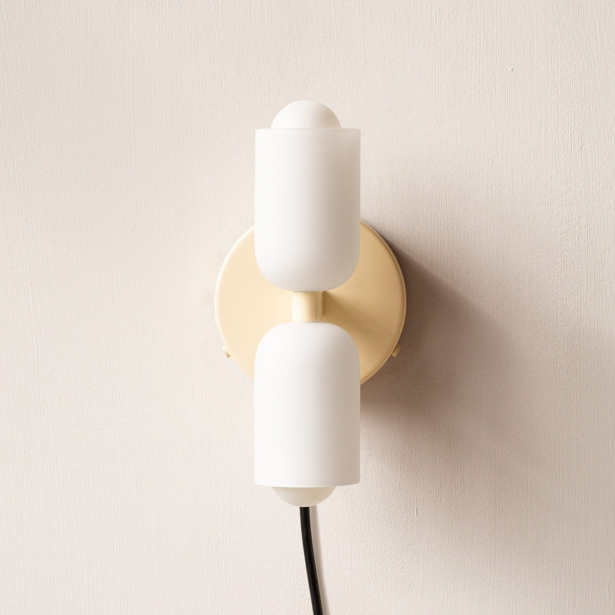 Minimalistische wandlamp met twee cilindrische lampenkappen