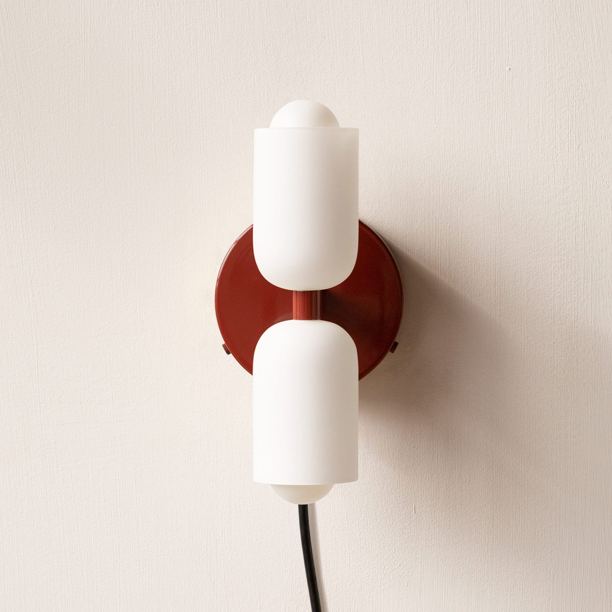 Minimalistische wandlamp met twee cilindrische lampenkappen