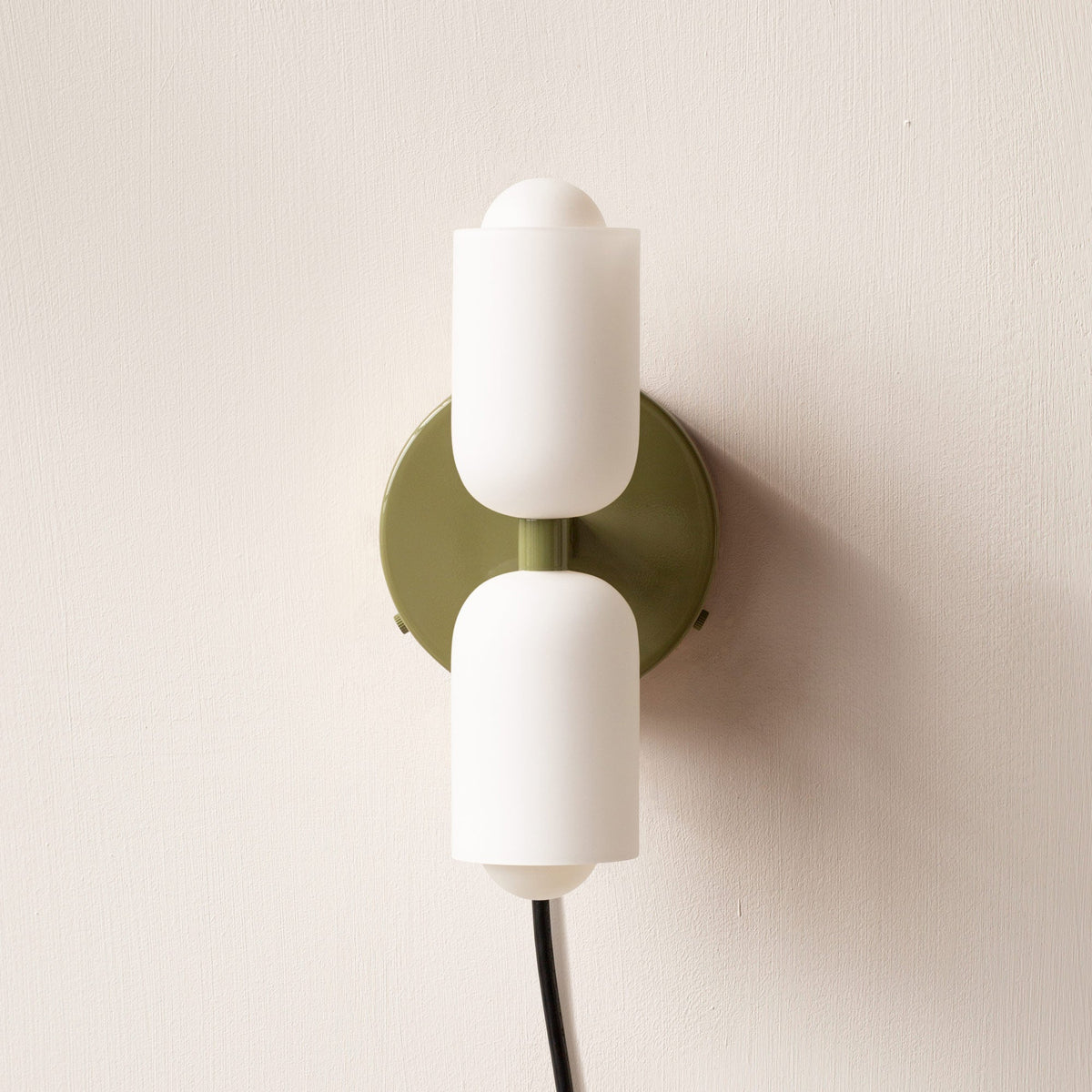 Minimalistische wandlamp met twee cilindrische lampenkappen