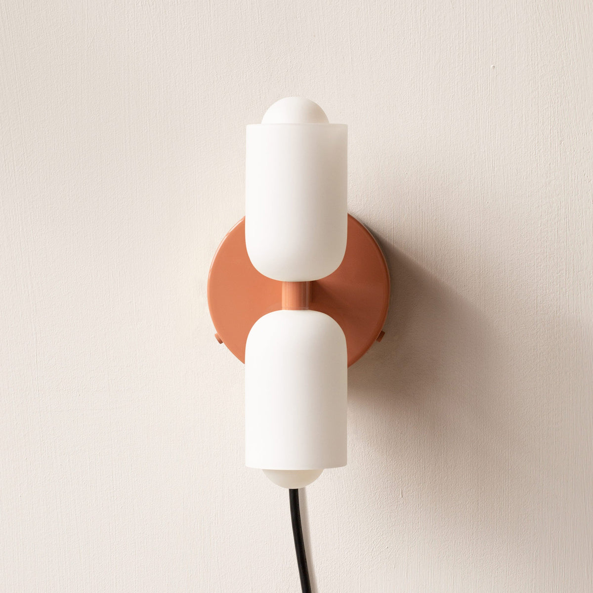 Minimalistische wandlamp met twee cilindrische lampenkappen