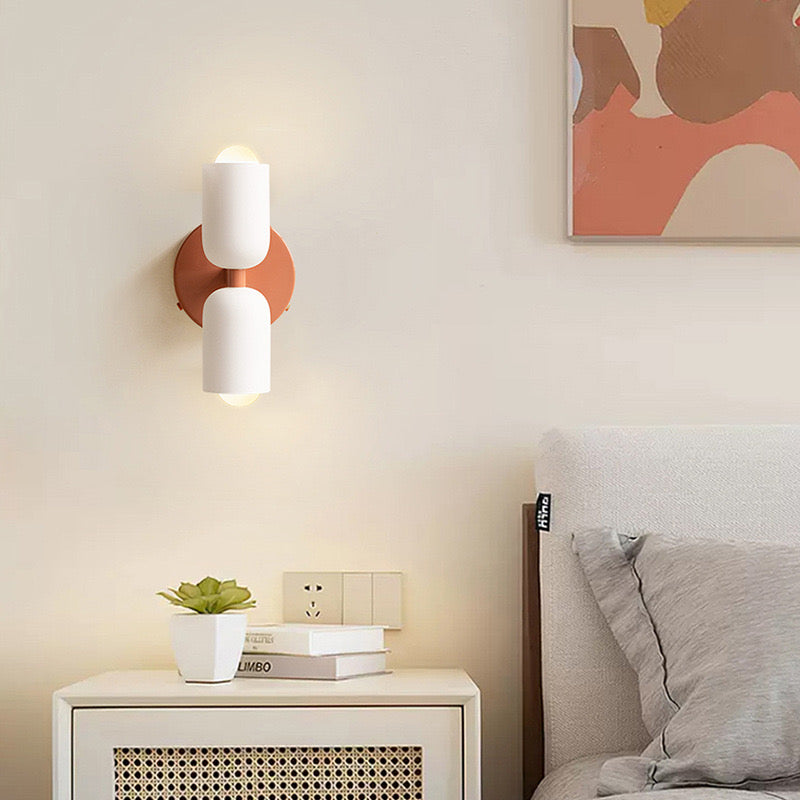Minimalistische wandlamp met twee cilindrische lampenkappen
