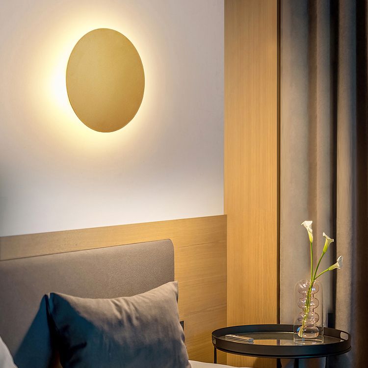 Ronde metalen wandlamp met led-achtergrondverlichting