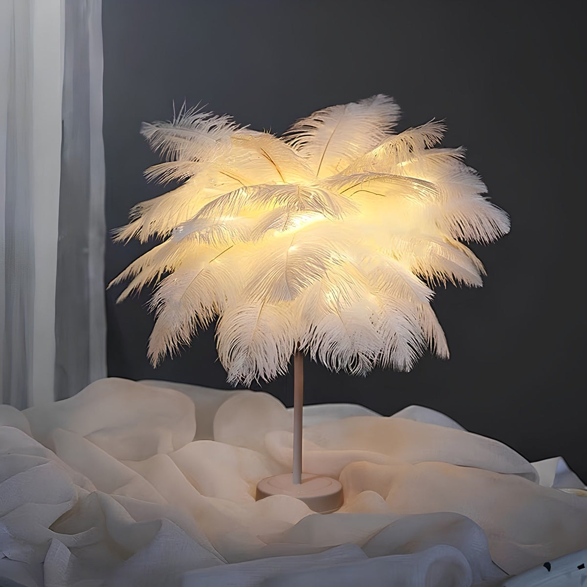 Unikalna lampa stołowa w kształcie drzewa z piórami