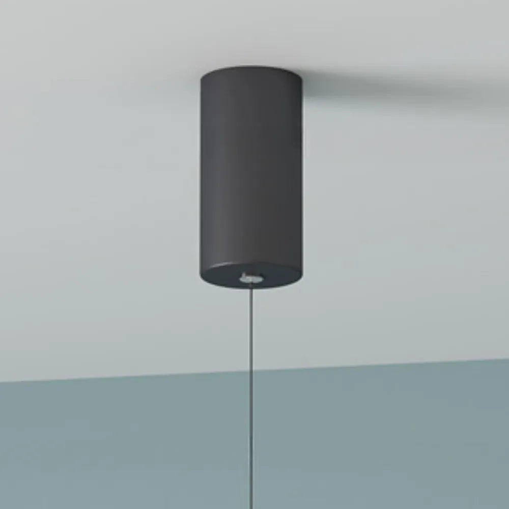 Minimalistische lineaire LED-hanglamp naast het bed