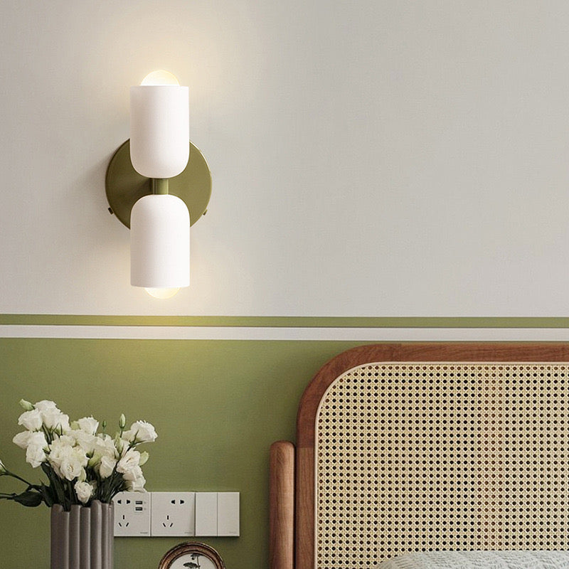 Minimalistische wandlamp met twee cilindrische lampenkappen