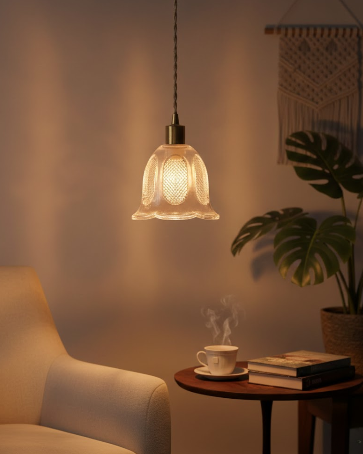 Nowoczesna lampa wisząca z ryflowanym kloszem w formie kwiatu