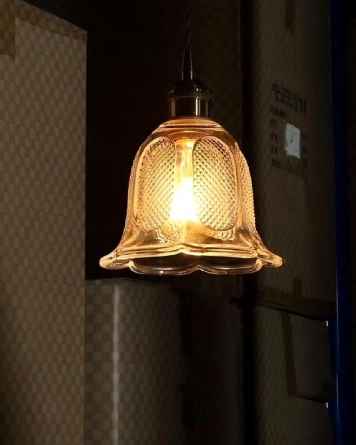 Nowoczesna lampa wisząca z ryflowanym kloszem w formie kwiatu