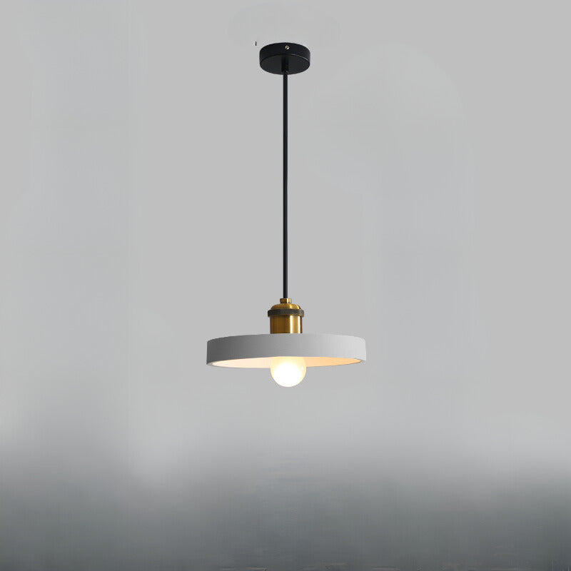 Przemysłowa lampa wisząca z metalowym kloszem do salonu
