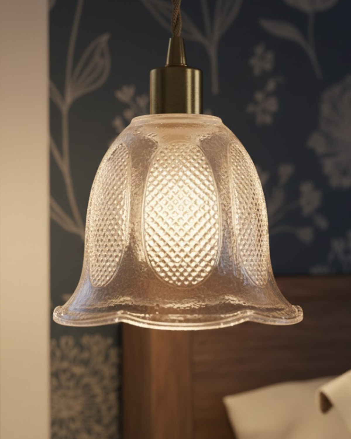Nowoczesna lampa wisząca z ryflowanym kloszem w formie kwiatu