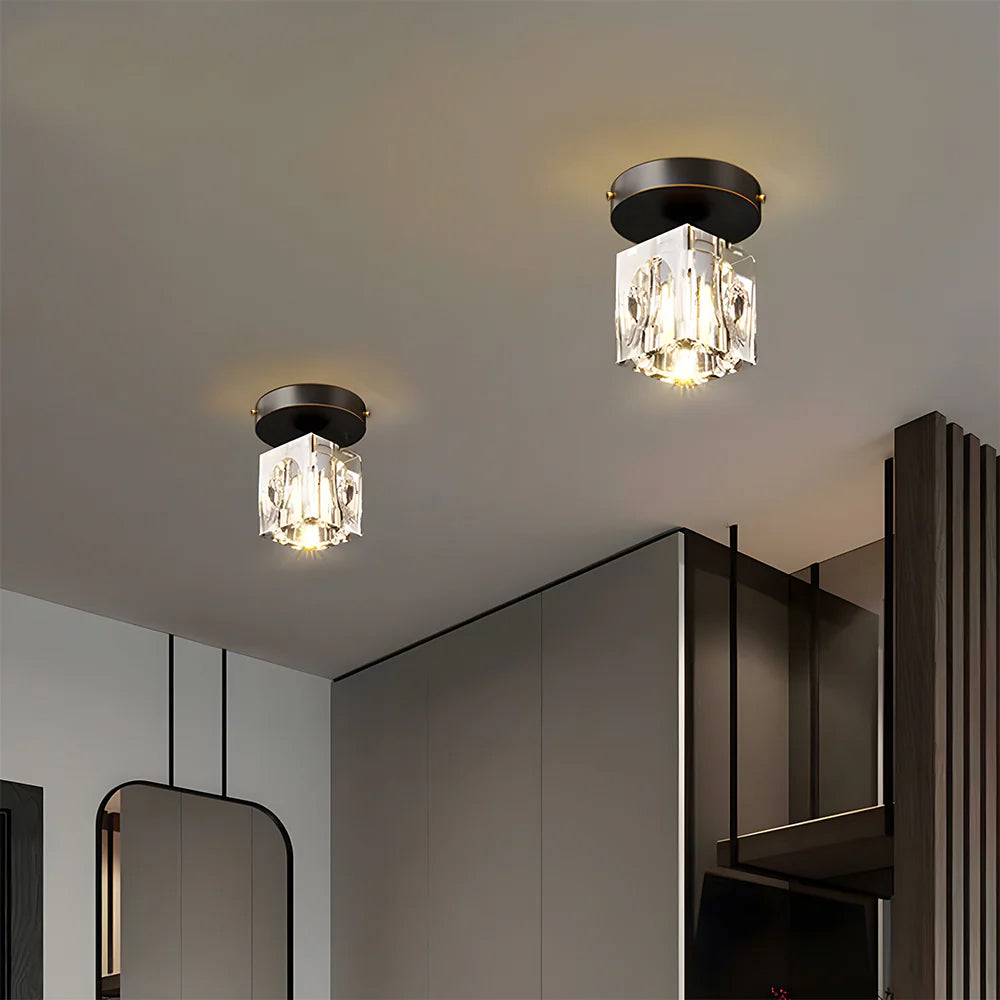 Nowoczesna lampa sufitowa z geometrycznymi kryształami i metalowym mocowaniem